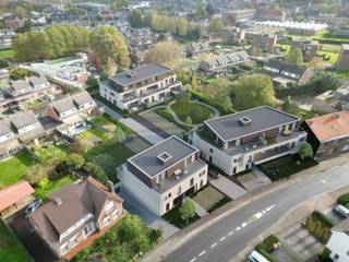 <p><span>In Bilzen, Spurkerweg 5-7, wordt residentie Briljant gebouwd. </span></p><p><span>Het project zal bestaan uit 3 aparte blokken met in totaal 18 appartementen en 5 penthouses. </span></p><p><span> </span></p><p><span>C11 bevindt zich op de eerste verdieping en is ingedeeld als volgt: </span></p><p><span>We betreden het appartement via de inkomhal, hier is een apart toilet gelegen. De inkomhal geeft toegang tot de leefruimte met open keuken.</span></p><p><span>Er is een aparte nachthal voorzien. Deze geeft toegang tot de 3 slaapkamers. Verder vinden we hier de badkamer met ruimte voor een dubbele lavabo, bad en douche. </span></p><p><span>Ook het tweede apart toilet en de bergruimte zijn aan de nachthal gelegen.  </span></p><p><span>Het ruime terras is bereikbaar vanuit zowel de leefruimte als de 3 slaapkamers. </span></p><p><span> </span></p><p><span>Er wordt een kelderverdieping voorzien met parkeerplaats en bergruimte voor elk appartement. </span></p><p><span> </span></p><p><span>Voor meer info over dit project kan u mailen naar info@immopa.be of bellen op 089/50.35.85. </span></p><p><span> </span></p>