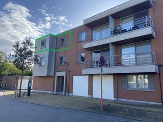 Op een uitstekende locatie in Waregem, op wandelafstand van tal van voorzieningen, vinden we dit ruime en lichtrijke hoekappartement van maar liefst 110 m² bewoonbare oppervlakte. Het appartement bevindt zich op de tweede verdieping van de verzorgde residentie ‘Den Olm’.<br /><br />Door de jaren heen werd het appartement steeds met de nodige zorg onderhouden. Het verkeert dan ook in een verzorgde en instapklare staat, terwijl er voor wie dat wenst op termijn nog mogelijkheden zijn om het interieur verder te moderniseren en volledig naar eigen smaak in te richten.<br /><br />Via de ruime inkomhal met vestiaire komen we in de verschillende leefruimtes.<br /><br />- gastentoilet<br />- lichtrijke leefruimte met toegang tot het terras en een aangenaam uitzicht op de groenzone<br />afzonderlijke, ingerichte keuken voorzien van koelkast, vaatwasser, dubbele spoelbak en oven<br />praktische berging<br />- 3 volwaardige slaapkamers, waarvan één voorzien van een extra aansluiting voor een lavabo<br />- badkamer met dubbele lavabo en douche, met aansluiting voor de wasmachine<br />- tweede terras aan de achterzijde<br />- extra berging<br /><br />Het appartement beschikt bovendien over heel wat praktische voorzieningen:<br /><br />- elektrische rolluiken<br />- aluminium ramen met dubbele beglazing<br />- centrale verwarming op aardgas met vernieuwde condenserende ketel<br />- conforme elektrische installatie<br />- waterontharder<br />- gemeenschappelijke, afgesloten fietsenberging<br />- extra privatieve berging op het gelijkvloers<br /><br />Een absolute meerwaarde is de ruime garage op het gelijkvloers, voorzien van een sectionale poort. De garage is vlot toegankelijk en biedt naast plaats voor de wagen bovendien voldoende ruimte voor fietsen, materiaal en extra bergruimte.<br /><br />De garage wordt samen met het appartement verkocht voor € 30.000.<br /><br />De ligging is zonder twijfel één van de grootste troeven. Je woont hier op een boogscheut van het centrum van Waregem en bevindt je in de onmiddellijke nabijheid van scholen, winkels, openbaar vervoer, sport- en ontspanningsmogelijkheden, cultuur en het ziekenhuis.<br /><br />Kortom: een ruim en degelijk onderhouden appartement met 3 slaapkamers, 2 terrassen, verschillende bergingen én een ruime garage, ideaal voor wie comfortabel en centraal wil wonen in Waregem!