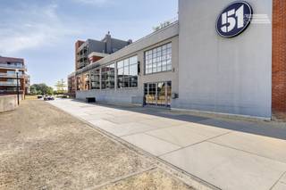 <p><span>Découvrez ce magnifique espace de bureaux exclusif de pas moins de 600 m², situé sur le site de l'ancienne usine Henkel, au centre de Herent.</span></p><p><span>Il s'agit d'une vente d'actions.</span></p><p><span>L'espace de bureaux bénéficie d'un emplacement exceptionnel, à quelques minutes à pied des transports en commun et à seulement 7 minutes en voiture du centre de Louvain.</span></p><p><span>Les bureaux sont équipés dune réception et de vastes espaces de travail ouverts, et disposent également de deux salles de réunion, de deux douches, dune cuisine entièrement équipée et dune agréable salle de pause.</span></p><p><span>Par ailleurs, 12 places de stationnement sont actuellement louées jusquen 2028. Ce bail peut être prolongé dun commun accord.</span></p><p><span>Un espace de bureaux unique bénéficiant dun emplacement stratégique, idéal pour les entreprises à la recherche dun environnement de travail spacieux, de qualité et facilement accessible.</span></p><p><span> </span></p><p><span>Contactez-nous dès aujourdhui pour une visite guidée personnalisée et découvrez par vous-même les nombreux atouts de cet espace de bureaux unique.</span></p><p><span> </span></p><p><span> </span></p>