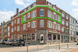 Dit volledig gerenoveerde appartement is instapklaar en combineert modern wooncomfort met een rustige ligging. De woning werd met oog voor kwaliteit en comfort vernieuwd en is ideaal voor wie op zoek is naar een zorgeloos appartement aan de Belgische kust.<br /><br />Het appartement bevindt zich op de tweede verdieping van een rustige residentie en is bereikbaar via de trap. Er is geen lift aanwezig.<br /><br />Een belangrijke troef is de aanwezigheid van airconditioning in iedere kamer. Deze toestellen werken met warmtepomptechnologie en kunnen zowel koelen als verwarmen. Zo geniet u het hele jaar door van een aangenaam binnenklimaat, met bovendien een energiezuinige manier van verwarmen.<br /><br />Daarnaast werd er reeds voorzien in de nodige installatie om de airco-/warmtepompinstallatie in de toekomst te koppelen aan zonnepanelen. De residentie plant de aankoop van zonnepanelen voor het gebouw, waardoor deze voorziening een interessante meerwaarde vormt met het oog op een efficiënter energieverbruik.<br /><br />
