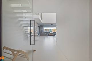 Op een gunstige ligging in Onze-Lieve-Vrouw-Waver bevindt zich deze prachtige, moderne villa, gelegen op een mooi perceel van 869 m². U geniet hier van een vlotte bereikbaarheid en de nabijheid van winkels, scholen en openbaar vervoer.<br /><span> </span><br /><span>Benieuwd naar deze exclusieve woning? Klik hier voor een </span>cinematische <span>vastgoedfilm van de woonst!</span><br /><br />We betreden deze stijlvolle villa, met een royale bewoonbare oppervlakte van maar liefst 294 m², via een lichtrijke inkomhal met apart gastentoilet. De indrukwekkende leefruimte bestaat uit een zonovergoten zithoek met gashaard en een ruime eetplaats. De grote raampartijen bieden een prachtig zicht op de volledig aangelegde tuin. Daarnaast zorgen de doordachte architectuur en de vide voor een unieke beleving en een overvloed aan natuurlijk licht. De open keuken met een hoogwaardige afwerking is mooi geïntegreerd in het geheel en werd uitgerust met een kookeiland en kwalitatieve toestellen.<br />De leefruimte geeft rechtstreeks uit op de tuin en het gunstig georiënteerde terras. In de tuin vindt u een zwembad met een volledig ingericht poolhouse, waar de grote schuiframen zorgen voor een naadloze overgang tussen de binnen- en buitenruimte. Een ideale plek om tot rust te komen en te genieten in alle privacy. Tenslotte beschikt het gelijkvloers nog over een praktische berging naast de keuken, met aansluiting voor was- en droogmachine, evenals een ruime garage.<br />Op de eerste verdieping bevinden zich drie volwaardige slaapkamers, waaronder een master bedroom met en-suite dressing. De nachthal biedt tevens toegang tot een apart toilet en een ruime, stijlvolle badkamer uitgerust met een dubbele lavabo, inloopdouche en vrijstaand ligbad.<br /><br />Deze villa is bovendien bijzonder energiezuinig (EPC-label A) en voorzien van 28 zonnepanelen, airco, ventilatiesysteem en een conforme elektrische keuring.<br /><br /><span>Dit is een uitstekende opportuniteit als u op zoek bent naar een exclusieve en energiezuinige villa met 3 slaapkamers en ruime tuin te Onze-Lieve-Vrouw-Waver. Contacteer ons voor meer informatie op 0472/22 12 41 of neem een kijkje op www.boonstravastgoed.be.</span><br /><br /><span>Bijzonderheden:<br />- Zwembad met poolhouse</span><br /><span>- Zeer energiezuinig (label A)</span><br /><span>- 294 m² bewoonbare oppervlakte</span><br /><span>- Exclusieve villa met gunstige ligging</span>