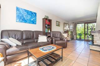 NEDER-OVER-HEMBEEK: ontdek deze charmante woning met een woonoppervlakte van ± 190 m², gebouwd in 1990 op een perceel van ± 1,66 are. Ruim, licht en met talrijke inrichtingsmogelijkheden zal deze woning gezinnen aanspreken die op zoek zijn naar ruimte en comfort.
Vanaf de ingang onthult het huis een indeling die is ontworpen met het dagelijks leven in gedachten. Op de begane grond vullen een inkomhal, een apart toilet, een wasruimte en een kantoorruimte – ideaal voor een vrij beroep, telewerken of een zelfstandige activiteit – de garage aan. Op de eerste verdieping zijn de leefruimtes mooi licht met een ingerichte keuken, een gezellige eetkamer en een knusse woonkamer met een open haard. Het terras, dat vanuit de woonruimtes toegankelijk is, leidt direct naar de tuin en nodigt uit om van de mooie dagen te genieten. Het slaapgedeelte op de tweede verdieping bestaat uit drie comfortabele slaapkamers en een doucheruimte. De woning beschikt ook over een zolder van ±28 m² die extra mogelijkheden biedt naar uw wensen, evenals ruime kelders.
Deze woning is ideaal gelegen, vlak bij het zwembad van Neder-Over-Heembeek en het Meudonpark. De buurt wordt uitstekend bediend door het openbaar vervoer (lijnen 47, 56, 7, 3 en 19) en biedt een vlotte aansluiting op de Ring en de A12 voor al uw verplaatsingen.
EPB: D-, 203 kWh/m²/jaar
Een huis vol potentieel dat u niet mag missen.