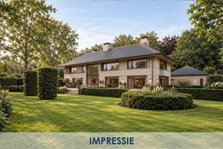 <strong>Exclusieve villa</strong> op toplocatie in <strong>Vriesdonk</strong>, gelegen op een perceel van ca. 6.411 m² met prachtig <strong>aangelegde parktuin</strong>.<br /><br />Deze <strong>uitzonderlijke villa</strong> bevindt zich in één van de <strong>meest gegeerde straten van Vriesdon</strong>k en geniet van een schitterende parktuin met vijver die <strong>volledige privacy</strong> garandeert. De woning verkeert in <strong>uitstekende staat van onderhoud</strong> en biedt royale leefruimtes, hoogwaardige afwerkingen en optimaal wooncomfort.<br /><br />Gelijkvloerse verdieping<br />- Via de imposante inkomhal op natuursteen, met een plafondhoogte van maar liefst 5 meter, betreedt u de woning. De hal beschikt over een vestiairekast, gastentoilet en een lift die alle niveaus verbindt (kelder tot eerste verdieping).<br />- De ruime leefruimte omvat een stijlvolle woonkamer van ca. 44 m² met gashaard en een aangename veranda/zithoek van ca. 28 m², beide met directe toegang tot de tuin. <br />- Aansluitend bevindt zich de elegante eetkamer van ca. 25 m².<br />- De royale <strong>leefkeuken </strong>van ca. 26 m² is uitgerust met kwalitatieve Miele-inbouwtoestellen, een gezellige ontbijthoek en biedt eveneens toegang tot het terras. <br />- Verder beschikt deze verdieping over een praktische bijkeuken van ca. 18 m² met wasvoorzieningen en een aparte dienstingang.<br />- Een absolute troef is het <strong>binnenzwembad </strong>van ca. 66 m², compleet met sauna, kleedruimte, douche en toilet. <br />- Daarnaast is er een vrijstaande dubbele garage van ca. 43 m², geschikt voor twee ruime wagens.<br /><br />Eerste verdieping:<br />- De ruime nachthal met ingemaakte kasten en apart nachttoilet geeft toegang tot de verschillende slaapvertrekken.<br />- De master suite bestaat uit een royale slaapkamer van ca. 26 m², een volledig ingerichte dressing en een luxueuze badkamer van ca. 13 m² met dubbele wastafel, inloopdouche en toilet.<br />- Verder zijn er drie ruime slaapkamers van respectievelijk ca. 18 m², 22 m² en 20 m², alsook een aparte douchekamer.<br />- Via een vaste trap bereikt u de zolderverdieping van ca. 84 m², die tal van mogelijkheden biedt.<br /><br />Troeven<br />- <strong>Topligging </strong>in één van de meest gezochte straten van Vriesdonk<br />- Perceel van ca. 6.411 m² met prachtig aangelegde parktuin en vijver<br />- Volledige privacy<br />- Binnenzwembad met sauna en wellnessgevoel<br />- <strong>Lift </strong>aanwezig<br />- <strong>Royale volumes en veel lichtinval</strong><br />- Uitstekend onderhouden villa<br />- Unieke residentiële ligging<br />- Airco in de slaapkamer(s)<br />- EPC B-label<br /><br />Stedenbouwkundige inlichtingen in aanvraag
