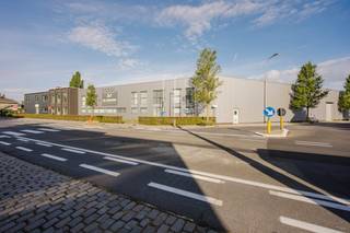 Verkoop van de aandelen van een patrimoniumvennootschap die het volgend onroerend goed omvat: Bedrijfsgebouw bestaande uit een magazijn van ca. 3.200 m², burelen van ca. 1.350 m² en polyvalente ruimte van ca. 120 m² te Meulebeke-Tielt.<br /><br />Grondoppervlakte van ca. 4.964 m²<br /><br />Magazijn van ca. 3.200 m² (opgesplitst in verschillende delen)<br />- 2 elektrische sectionale poorten <br />- gepolierde betonvloer<br />- verwarming met warmeluchtblazers (stookolie)<br />- eigen elektriciteitskabine<br />- hoogtes van 5,5m tot ca. 6m in atelier vooraan, verder verschillende hoogtes<br /><br />Bureel van ca. 1.350 m²<br />- omvat: vergaderzalen, aparte burelen, toonzaal, refter met keuken, ...<br />- verdeeld over gelijkvloers (ca. 875 m²) en eerste verdiep (ca. 475)<br />- dubbel glas<br />- sanitaire voorzieningen<br />- verwarming: radiatoren<br /><br />Specificaties:<br />- deels tegelvloer, polybetonnen vloer<br />- ventilatie<br />- systeemplafond met geïntegreerde verlichting<br />- verwarming (stookolie)<br /><br />Algemeen:<br />- plat dak vernieuwd in 2010<br />- verwarming op stookolie (dubbelwandige bovengrondse tank van 5.000l)<br />- kunstgras vooraan (onderhoudsvriendelijk)<br /><br />Dit pand kan onderhevig zijn aan de renovatieverplichting die door de Vlaamse overheid wordt opgelegd voor niet-residentiële gebouwen. Consulteer voor meer informatie de website van het Vlaams Energie- en Klimaatagentschap via https://www.energiesparen.be/nr/renovatieverplichting.<br /><br />Op zoek naar bedrijfsvastgoed bestaande uit een bedrijfsgebouw te koop in Meulebeke-Tielt? Aarzel dan niet om ons te contacteren op het nummer 051 21 22 23.<br /><br />Bestuursmaatregelen in het maatregelenregister: nee