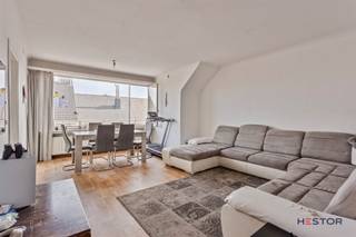 <p><span><span>Bent u op zoek naar een ideale opbrengsteigendom? Dan is dit uw kans. Dit ruim en lichtrijk appartement bevindt zich in het centrum van Temse. Dichtbij scholen, winkels en openbaar vervoer. Op de 3de verdieping wordt u achter de voordeur ontvangen in een ruime inkomhal. De leefruimte beschikt over vele raampartijen aan de voorzijde dat zorgt voor prachtige lichtinval. Hiernaast bevindt zich de keuken. Via de leefruimte bereikt u het terras aan de voorzijde van het appartement. Verder zijn er 2 mooie slaapkamers aanwezig. Achteraan is er nog een terras aanwezig. De badkamer beschikt over een lavabo en een ligbad. Het appartement beschikt over een ruime berging met lichtkoepel. Het appartement is momenteel verhuurd, een ideale opbrengsteigendom! Extra troeven: - EPC label C - lift aanwezig - vlotte verbindingsmogelijkheden Meer info via info@hestor.be Interesse? U kan mij contacteren via </span></span><span><span>emanuel.durinck@immo-zone.be</span></span><span><span> of bel naar 0486 03 00 10</span><span>.</span></span></p>