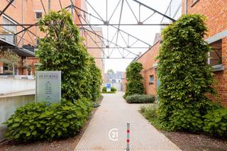 <p>Op zoek naar een unieke werkplek met karakter? <br />Gelegen in een voormalige brouwerij die in 2005 werd omgevormd tot industriële lofts, ademt deze eigendom authenticiteit en charme.<br />De loft beschikt over een lichtrijke polyvalente ruimte, waar hoge plafonds en grote raampartijen zorgen voor een aangename werkomgeving.</p><p>Verder omvat het pand een uitgeruste keuken, douchekamer met toilet en een mezzanine.</p><p>De ligging te Remparden in Oudenaarde, vormt een absolute troef. U geniet hier van een vlotte bereikbaarheid en bevindt zich op korte afstand van het centrum, met winkels, horeca, scholen en openbaar vervoer binnen handbereik.</p><p>Laat u verrassen door de ruimte die deze unieke loft biedt en ontdek het potentieel zelf tijdens een bezoek ter plaatse.</p>