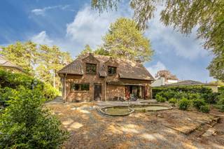 <p><span>Gelegen in een rustige, doodlopende straat bevindt zich deze te renoveren villa op een ruim perceel van ca. 1.753 m². Dankzij de groene omgeving en de nabijheid van het Antitankkanaal is dit de ideale woning voor wie houdt van rust, natuur en buitenleven.</span></p>
<h3><span>Indeling</span></h3>
<p><span>Via de inkomhal, voorzien van een gastentoilet met handenwasser en een vestiaire, betreedt u de woning. De ruime leefruimte met open haard vormt het hart van de woning. In het salon reikt het plafond tot in de nok, wat zorgt voor een uitzonderlijk gevoel van ruimte en licht.</span></p>
<p><span>Grote schuiframen bieden een mooi zicht op het terras en de tuin en zorgen voor een directe verbinding met buiten. Aansluitend bevindt zich de ingerichte keuken, eveneens met uitzicht op en toegang tot de tuin.</span></p>
<p><span>Verder beschikt de woning over een inpandige garage met automatische sectionaalpoort. Vanuit de garage is de kelder bereikbaar.</span></p>
<h3><span>Verdieping</span></h3>
<p><span>De overloop met vide, momenteel ingericht als bureauruimte, geeft toegang tot twee ruime slaapkamers. De hoofdslaapkamer beschikt over een praktische dressing.</span></p>
<p><span>Daarnaast zijn er twee badkamers, beide uitgerust met een lavabo, douche en toilet.</span></p>
<p><span>De bergzolder is bereikbaar via een uitschuifbare trap.</span></p>
<h3><span>Buitenruimte</span></h3>
<p><span>De volledig omheinde tuin biedt tal van mogelijkheden. Achteraan bevindt zich een paddock van ca. 1.000 m² met paardenstallen, ideaal voor paardenliefhebbers of het houden van dieren.</span></p>
<p><span>Dankzij de ligging vlak bij het Antitankkanaal geniet u van een prachtige omgeving voor wandelingen, fietstochten en buitenactiviteiten.</span></p>
<h3><span>Bijzonderheden</span></h3>
<ul>
<li><span>Rustige ligging in een doodlopende straat</span></li>
<li><span>Perceel van ca. 1.753 m²</span></li>
<li><span>Houten raamwerk met dubbele en deels enkele beglazing</span></li>
<li><span>Kelder en kruipkelder</span></li>
<li><span>Verwarming op aardgas (condensatieketel uit 2022)</span></li>
<li><span>EPC: 382 kWh/m²/jaar</span></li>
<li><span>UC: 3910607</span></li>
<li><span>Stedenbouwkundige inlichtingen: Vg – Wg – Gvv – Gvkr – Gmo – Gworg</span></li>
</ul>