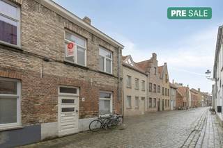 Dit huis in Brugge is een uitstekende keuze voor wie een slimme investering wil doen of op zoek is naar een knusse eigen woonst. Het betreft een halfopen bebouwing, wat een extra troef is binnen de dichte bebouwing van het historische centrum. U geniet bovendien van modern wooncomfort en gemoedsrust, aangezien de woning in 2013 volledig werd gerenoveerd en de elektrische keuring volledig conform is. Wie dit pand wil kopen, kiest voor een instapklaar geheel op een toplocatie.Indeling: Gelijkvloers: Inkomhal met vestiaire voorziening Gezellige leefruimte met veel lichtinvalGeïnstalleerde keukenApart toilet Berging met aansluiting wasmachineAangename buitenruimte Eerste verdiepingNachthalSlaapkamerBureau, extra zitruimte of kinderkamerBadkamer met inloopdouche, lavabo meubel en spiegelkastTweede verdieping:Zolderruimte met vlizotrap en mogelijk tot het inrichten van een tweede slaapkamerDe bereikbaarheid is uitstekend: u wandelt zo naar de lokale winkels en horeca, terwijl u via de ring van Brugge de stad vlot kunt verlaten. Wie investeert in dit vastgoed, kiest voor een waardevast pand op een gezochte locatie. De eigendom wordt aangeboden via de Pre-sale formule. Op 14/02/2026 tussen 10:00 en 13:00 kan u de woning op afspraak komen bezichtigen en een bod uitbrengen. De vermelde prijs is een instelprijs. Voor meer info, gelieve contact op te nemen met de dossierverantwoordelijke.