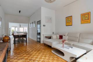 Located in a prime area near the green surroundings of Park Spoor Noord, this spacious and fully furnished home offers the perfect balance between comfort and accessibility. With excellent connections and a high mobility score, you benefit from easy access to the city center, public transport and major access roads.

The property is practically laid out and offers a pleasant combination of space and comfort.

On the first floor you will find the spacious and bright living area. At the rear of the property, the open and fully equipped kitchen features a refrigerator, freezer, oven, microwave and dishwasher. From the kitchen you have direct access to the garden, an ideal place to enjoy a peaceful outdoor space in the city.

The second floor hosts the master bedroom, complemented by a generous dressing room and an ensuite bathroom. The bathroom is equipped with both a bathtub and a walk-in shower. From the bathroom you also have access to a pleasant terrace.

The top floor offers two additional rooms that can perfectly serve as bedrooms, guest rooms or office spaces. They are currently arranged as office rooms.

Optionally, two private parking spaces can be rented in the building opposite the house for €250 per month.

An ideal property for those who want to live comfortably in a move-in ready home at a central location in Antwerp, close to green spaces, restaurants and all city amenities.