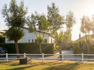 Deze alleenstaande woning bestaat uit een afgesloten oprijlaan met private parking en kleine carport met bijhorende fietsengarage. Er is een ruime inkomhall met gastentoilet en vestiairekasten. De living is heel lichtrijk met een ruim salon, een gezellige eetplaats en een open ingerichte keuken met wasplaats. De woning is voorzien van een tuin en zonnige terrassen met zonneluifel, Op het gelijkvloers bevindt zich een ruime slaapkamer met ensuite mooi ingerichte badkamer met inloopdouche, wc en dubbele lavabo en dressing. Vanuit de woonkamer is er een trap die je naar de benedenverdieping brengt? Daar bevindt zicht nog een ruime slaapkamer met een bijhorende badkamer. De woning is tevens voorzien van een nieuwe warmtepomp en zonnepanelen.