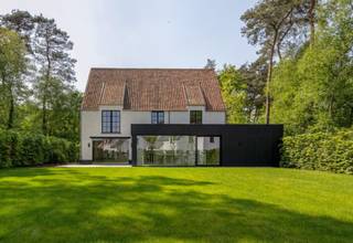 Nieuwbouw villa in het groene Halle-Zoersel combineert hedendaagse luxe met hoogwaardige afwerking en een doordachte indeling.Bij aankomst wordt u...