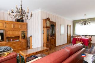 <p><span>HOBOKEN | TE RENOVEREN BEL-ÉTAGE MET DRIE SLAAPKAMERS, OPRIT EN TUIN | EPC E |</span></p><p><span>Indeling als volgt : gelijkvloers : oprit - inkomhal - toilet - berging - ruime garage - tuin. </span></p><p><span>Eerste verdieping : traphal - woonkamer in L-vorm - keuken. </span></p><p><span>Tweede verdieping : 2 grote slaapkamers en 1 kinderkamer - badkamer met toilet, dubbele wastafel en ligbad/douche.</span></p><p><span>Voor deze woning geldt een renovatieverplichting binnen 6 jaar na aankoop.</span></p><p><span>Deze woning is zeer gunstig gelegen in een rustige woonwijk nabij park, scholen, winkels en openbaar vervoer.</span></p>