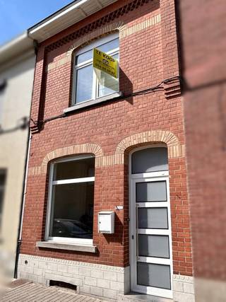 Ontdek in Ninove deze karaktervolle, gesloten bebouwing met tuin gelegen in een rustige, residentiële woonstraat met veel parkeergelegenheid nabij het stadscentrum. De woning beschikt over een bebouwde oppervlakte van 153 m² en biedt veel mogelijkheden. Op het gelijkvloers bevindt zich een veelzijdige voorplaats die kan worden ingericht als bureau, zithoek of een praktische fietsenberging. Aansluitend vindt u een ruime leefruimte met aanbouw, een open keuken en een badkamer met inloopdouche en toilet. Verder is er een praktische hal met bergruimte die ook de doorgang naar de tuin vormt. Het 1<sup>ste</sup> verdiep omvat een nachthal met 2 ruime slaapkamers. De zolderverdieping is reeds geïsoleerd en voorzien van dakvensters. Deze is bereikbaar via een vaste trap en biedt de mogelijkheid om verder af te werken voor het maken van extra slaapkamers. Verder beschikt de woning over centrale verwarming op aardgas, PVC-ramen met dubbele beglazing en een gezellige tuin met aangelegd terras. De woning is asbestveilig en beschikt over een gunstig EPC-label C. Deze op te frissen woning is ideaal als investeringspand of voor wie op zoek is naar een karaktervolle gezinswoning met tuin nabij het centrum en dichtbij belangrijke verbindingswegen richting Brussel-Gent-Aalst. Wenst u meer informatie of een bezoek? Neem dan contact op 054/69.68.67.