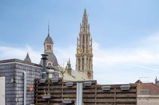 <strong>Duplex met groot dakterras in het centrum van Antwerpen.</strong><br /><br /><strong>Indeling</strong>: <br />Via de inkomhal heeft men links toegang tot een apart gastentoilet en het nachtgedeelte. Hier bevinden zich <strong>twee volwaardige slaapkamers</strong>, waarvan één beschikt over een <strong>ruime ensuite badkamer</strong>, uitgerust met een ligbad, douche en een tweede toilet. Rechtdoor vanuit de inkomhal bereikt men de <strong>lichtrijke leef- en eetruimte</strong> met aansluitend de open keuken voorzien van een kookeiland. Naast de keuken bevindt zich een praktische berging met aansluitingen voor een wasmachine en droogkast. Via de trap in de keuken bereikt men de bovenverdieping, waar een polyvalente ruimte kan dienen als bureau, gastenkamer of hobbyruimte. Deze ruimte geeft rechtstreeks toegang tot het aangename terras met <strong>prachtig zicht</strong> over Antwerpen.<br /><br /><strong>Bijzonderheden</strong>:<br />Uniek terras <br /><strong>Gemeubeld</strong><br />Maandelijkse kosten: €150 (Beheer; verbruik/onderhoud van de gemeenschappelijke delen (incl. lift).<br /><br /><strong>Ligging</strong>: <br />Gelegen in het <strong>centrum van Antwerpen</strong>, op wandelafstand van winkels, horeca, scholen en openbaar vervoer. Dankzij de centrale ligging geniet u van een <strong>uitstekende bereikbaarheid</strong> en bevinden alle dagelijkse voorzieningen zich binnen handbereik.