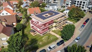 Achat à 6% de TVA possible. Grand appartement ensoleillé près du centre de Coxyde et à qq minutes de la plage.  L'appartement comprend: entrée, buanderie, deux chambres, SDB, wc, cuisine équipée, living avec salle à manger, grande terrasse ensoleillée.  Possibilité d'acquérir un garage dans la résidence (à partir de 55.000 euro). Réf. Ozan 00.02