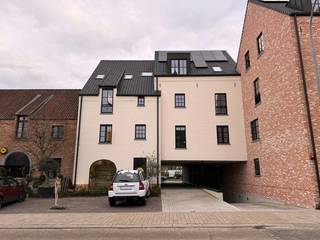 Nieuwbouwappartement met twee slaapkamers, terras en autostaanplaats.Indeling en omschrijving:Dit nieuwbouwappartement beschikt aan de achterzijde...