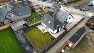 In het landelijke Kruisem, op een centrale ligging met vlotte verbinding naar Oudenaarde, Deinze en Waregem, wacht deze volledig...