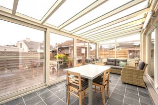 Deze woning kan dankzij z’n omvang en z’n locatie (speelstraat en met 2 speelpleinen in buurt), dé ideale woonst zijn voor (grote) gezinnen.<br /><br />De woning werd in 1976 bijzonder degelijk opgebouwd met betonnen tussenverdiepingen en is ingedeeld in:<br />Gelijkvloers: inkom met gastentoilet, leefruimte met zithoek en eetplaats, ruime veranda, perfect onderhouden keuken met eetplaats en alle toestellen behalve vaatwas (wel aansluiting voorzien) en bijzonder grote garage met automatische poort.<br />Eerste verdieping: 4 slaapkamers en badkamer (met douche, toilet en dubbel lavabomeubel.<br />Tweede verdieping: 5de slaapkamer en bergzolder met mogelijkheid tot 6de slaapkamer.<br /><br />Buiten: oprit, voortuin en omheinde, onderhoudsvriendelijke achtertuin.<br /><br />STARTPRIJS. Elk bod vanaf €395.000 wordt overgemaakt aan de eigenaars. <br /><br />Van deze ruime 5-slaapkamerwoning in doodlopende straat uw nieuwe thuis maken?<br /><br />Contacteer Bonne Vastgoed 7 op 7 via 050/73.73.73 of info@bonnevastgoed.be voor meer info of bezoek.