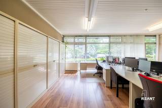 Gelijkvloers kantoor van ca. 220 m² met 8 privatieve buitenstaanplaatsen Instapklare en lichtrijke kantoorruimte te koop op een rustige, groene...