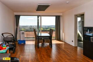 <p><span>Ontdek deze prachtige appartement in het hart van Borgerhout, ideaal voor wie houdt van het leven in de stad. Dit ruime appartement van 86m² biedt twee comfortabele slaapkamers, perfect voor een gezin of als gastenkamer en kantoorruimte.</span></p><p><span> </span></p><p><span>De lichte woonkamer is het stralende middelpunt van het huis, met grote ramen die zorgen voor een overvloed aan natuurlijk licht en een adembenemend uitzicht over de skyline van de stad. Vanuit de woonkamer heeft u toegang tot het gezellige balkon, waar u kunt genieten van de ochtendzon en de frisse lucht.</span></p><p><span> </span></p><p><span>De moderne keuken is volledig uitgerust met alle nodige toestellen en biedt voldoende opbergruimte. Een ideale plek om culinaire hoogstandjes te creëren en gezellig te dineren.</span></p><p><span> </span></p><p><span>Verder biedt het appartement een smaakvolle badkamer met een praktische inloopdouche en een elegante wastafel. Een apart toilet is ook voorzien voor extra comfort.</span></p><p><span> </span></p><p><span>Het gebouw zelf is omgeven door prachtig aangelegde tuinen en biedt ook een praktische fietsenberging en tal van parkeermogelijkheden vlakbij. </span></p><p><span> </span></p><p><span>De moderne en high-tech techniek van infra-rood panelen die dit appartement aanbieden, horen mee in de prijs.</span></p><p><span> </span></p><p><span>Het complex beschikt over voldoende ruimte voor mogelijkheden en recreatie.</span></p><p><span> </span></p><p><span>Mis deze kans niet om te wonen in een bruisende buurt te midden van het culturele en commerciële centrum van Borgerhout. Neem vandaag nog contact op voor een bezichtiging!</span></p><p><span> </span></p><p><span>Vaste kosten opgesplitst in 68 euro reserve kapitaal, en 233.90 euro voor werkkapitaal.</span></p><p><span> </span></p><p><span>Staanplaats en berging verplicht aan te kopen 25.000 euro.</span></p>