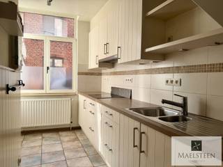 In een rustig, schilderachtig straatje in Brugge, met authentieke kasseien, bevindt zich deze instapklare stadswoning met een trapgevel uit 1906. Het pand werd recent volledig vernieuwd en afgewerkt met oog voor detail, waardoor het een zeldzame combinatie biedt van historische charme en hedendaags wooncomfort.<br /><br />Samenstelling:<br />Op het gelijkvloers bevindt zich de inkomhal en een volledig ingerichte open keuken aan de straatzijde. De leefruimte ademt gezelligheid uit dankzij de lambrisering, de sfeervolle inbouwverlichting en de lichtrijke uitbouw met een grote glaspartij en schuifraam dat uitgeeft op een zalig, zuidgericht terrastuintje. Achteraan werd een ruime berging in padouk voorzien. Tuin en tuinberging heraangelegd in 2024.<br />Op de eerste verdieping is er de master bedroom met ingewerkte kastenwand en een stijlvolle badkamer (vernieuwd in 2024) met inloopdouche, lavabomeubel en toilet. Op de tweede verdieping bevinden zich een tweede slaapkamer en een bijkomende berging/derde slaapkamer. <br /><br />Deze woning onderscheidt zich door haar unieke ligging in een pittoreske straat, de historische gevel die het Brugse karakter benadrukt en de hoogwaardige renovatie die het geheel volledig instapklaar maakt. Het is een perfecte match voor wie houdt van authenticiteit zonder in te boeten aan comfort en functionaliteit.<br /><br />Neem zeker contact op met al uw vragen of om uw persoonlijke afspraak (7/7) vast te leggen: 0478 93 72 00 of maxime@maelsteen.be