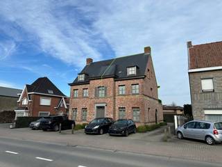 Dit stijlvol duplex appartement bevindt zich (van op straat gezien rechts) in een goed gelegen, kwalitatief en traditioneel gebouwde residentie.<br />Bestaande uit een gelijkvloerse kantoorruimte, twee duplex appartementen, privatieve kelderbergingen, 4 garages en 4 parkeerplaatsen<br /><br />Hier vindt men dus het comfort van een aangenaam duplex appartement met 3 slaapkamers en een groot terras in een kleinschalige residentie. Slechts twee bewoners in het gebouw.<br /><br />De indeling is als volgt:<br />Gemeenschappelijke inkomhal op het gelijkvloers. Er is geen lift aanwezig dus geen grote kosten en geen onderhoudscontracten.<br /><br />Op de eerste verdieping is er een inkomhal met gastentoilet, een zeer mooie en stijlvolle leefruimte met open keuken, zit -en eethoek. Toegang tot het terras vanuit de eethoek. Voorraadberging bij de keuken.<br /><br />Op de tweede verdieping bevinden zich 3 slaapkamers, wasplaats en badkamer met ligbad, douche, lavabomeubel en toilet.<br />Via een luik met plooitrap is de volwaardige zolder bereikbaar.<br /><br />De afgesloten privatieve kelderberging is inbegrepen in de prijs.<br /><br />Energiezuinig! Energielabel B<br />Elektrische installatie conform<br />CV op aardgas<br /><br />De garage (27.000,- euro) en een privatieve autostaanplaats vooraan (5.000,- euro) zijn mee aan te kopen. Beide voor de combi-prijs van 30.000,- euro.<br /><br />Het appartement is momenteel verhuurd en is dus ook interessant voor investeerders.