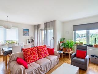 <p><strong>AUDERGHEM </strong>– In the Transvaal neighbourhood, a stone's throw from the Rouge-Cloître Park and the Sonian Forest, in a quiet and residential area, close to many shops and public transport, apartment of ±113sqm living space located on the 4th floor. It comprises an entrance hall with a separate toilet, a living room of ±47sqm with access to a SOUTH-facing terrace of ±7.5sqm, a separate fully equipped kitchen (oven, hob, extractor hood, fridge/freezer, dishwasher) with access to a laundry room with a washing machine connection, a night hall leading to a bedroom of ±10sqm with a small balcony, a second bedroom of ±13.5sqm, a bathroom (bathtub, shower, sink), a cellar, and a parking space included in the rent. Provision for charges: 190€/month (cold water, common areas). EPC C ! Available on 15/09/2026. <u><br /><br />On the 4<sup>th</sup> floor</u>:</p>
<ul>
<li>Entrance hall with separate toilet</li>
<li>Living room of ±47m² (6.8 x 6.8) with a south-facing terrace of ±7.5m²</li>
<li>Separate, fully fitted kitchen (oven, hobs, extractor hood, fridge-freezer, dishwasher) and access to the utility room with washing machine connection</li>
<li>Bedroom wing</li>
<li>Bedroom of ±10m² (2.8 x 3.5) with a small balcony</li>
<li>Bedroom of ±13.5m² (3.76 x 3.6)</li>
<li>Bathroom (bath, shower, washbasin)</li>
</ul>
<p>Cellar no. 4C16</p>
<p>Parking space included in the rent: no. 4P28</p>