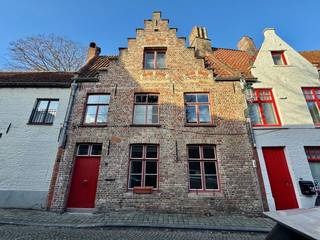 Charmante BRUGSE TRAPGEVELWONING met 2 slaapkamers en STADSKOER rustig gelegen in het centrum van Brugge nabij tal van winkels en restaurants en met een vlotte verbinding naar de ring. Deze karaktervolle woning straalt werkelijk Brugge-gevoel uit dankzij de mooie vloeren, balkenstructuren en imposante schouwen.Indeling: gelijkvloers: inkomhal, gezellige leefruimte met prachtige schouw, keuken en een ruime stadskoer. 1°V: overloop, zithoek in parketvloer en authentieke schouw. Toilet en badkamer. 2°V: slaapkamer met bergruimte, kleinere slaapkamer en kleine extra bergruimte. Dubbele beglazing, cv op aardgas (condensatieketel), epc 316 kWh/m2, uc 20251209-0003749422-RES-1. Bouwkundig erfgoed (geen beschermd monument). Deze woning is zowel geschikt als tweede verblijf of als vaste woning voor een alleenstaande of koppel. Mooi aanbod !!!
