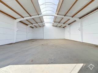Deze opslagruimte heeft een totale oppervlakte van 285m², de afmetingen zijn: 14,50 m breedte en 19,70 m lengte. Er is een toilet en elektriciteit aanwezig. Huurprijs is 995 € / maand exclusief btw. Onroerende voorheffing ten laste van de verhuurder. Onmiddellijk beschikbaar.