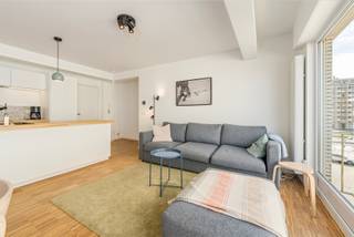 <p>Te koop: gerenoveerd appartement in Oostende, Luxemburgstraat, met zijdelings zeezicht en op korte afstand van zee, duinen en openbaar vervoer.</p>

<p> </p>

<p>Dit volledig instapklare appartement, combineert een frisse renovatie met een unieke ligging. Vanuit de woonkamer geniet u van een zijdelings uitzicht op de zee, terwijl alle voorzieningen zoals winkels, restaurants en het station op wandelafstand liggen. Dankzij het EPC-label B is het energiezuinig en klaar voor direct gebruik.</p>

<p> </p>

<p>Belangrijkste ruimtes:<br />• Living met veel lichtinval en zijdelings zeezicht<br />• Volledig uitgeruste moderne keuken<br />• Drie slaapkamers, ideaal voor gezin of gasten<br />• Badkamer met verzorgde afwerking<br />• Nachthal met toegang tot de kamers<br />• Berging met technische ruimte<br />• Fietsenstalling<br />• Apart toilet<br />• Kelder voor extra opslag</p>

<p> </p>

<p>Troeven:<br />• Gerenoveerd en volledig instapklaar<br />• Zijdelings zeezicht vanuit de woonkamer<br />• Ligging nabij zee, duinen en openbaar vervoer</p>