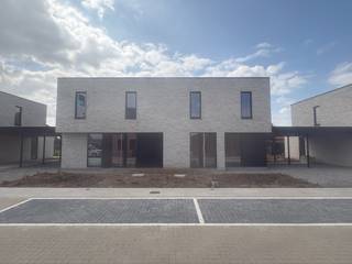 <span>indeling van woning</span>
<h3><span>gelijkvloers</span></h3>
<span>De lichtrijke leefruimte, eetplaats en keuken vormen één open en aangenaam geheel, waarbij de eetruimte rechtsreeks aansluit op het terras en de tuin met een zuidwestelijke oriëntatie. Daar geniet je volop van de namiddag- en avondzon. Een aparte berging biedt de nodige praktische opbergruimte, terwijl de inpandige carport zorgt voor een beschutte parkeerplaats aan de woning.</span>
<h3><br /><span>eerste verdieping</span></h3>
- 3 ruime slaapkamers <br />- badkamer met ligbad en inloopdouche<br />- een apart toilet
<h3><br /><span>duurzaamheid en energie</span></h3>
Bij het ontwerp stonden energie-efficiëntie en wooncomfort centraal.<br />De woning is uitgerust met:<br />- zonnepanelen<br />- balansventilatie met warmterecuperatie<br />- condenserende gaswandketel
<h3><br /><span>afwerking en prijs</span></h3>
- De woning is wind- en waterdicht afgewerkt. Keuken, badkamer en vloerbekleding kies je zelf, volgens jouw smaak en budget. Of koop casco en werk zelf verder af.<br />- De vermelde prijs betreft de volledig afgewerkte woning (zonder aanleg tuin en terras) exclusief btw en verkoopkosten.