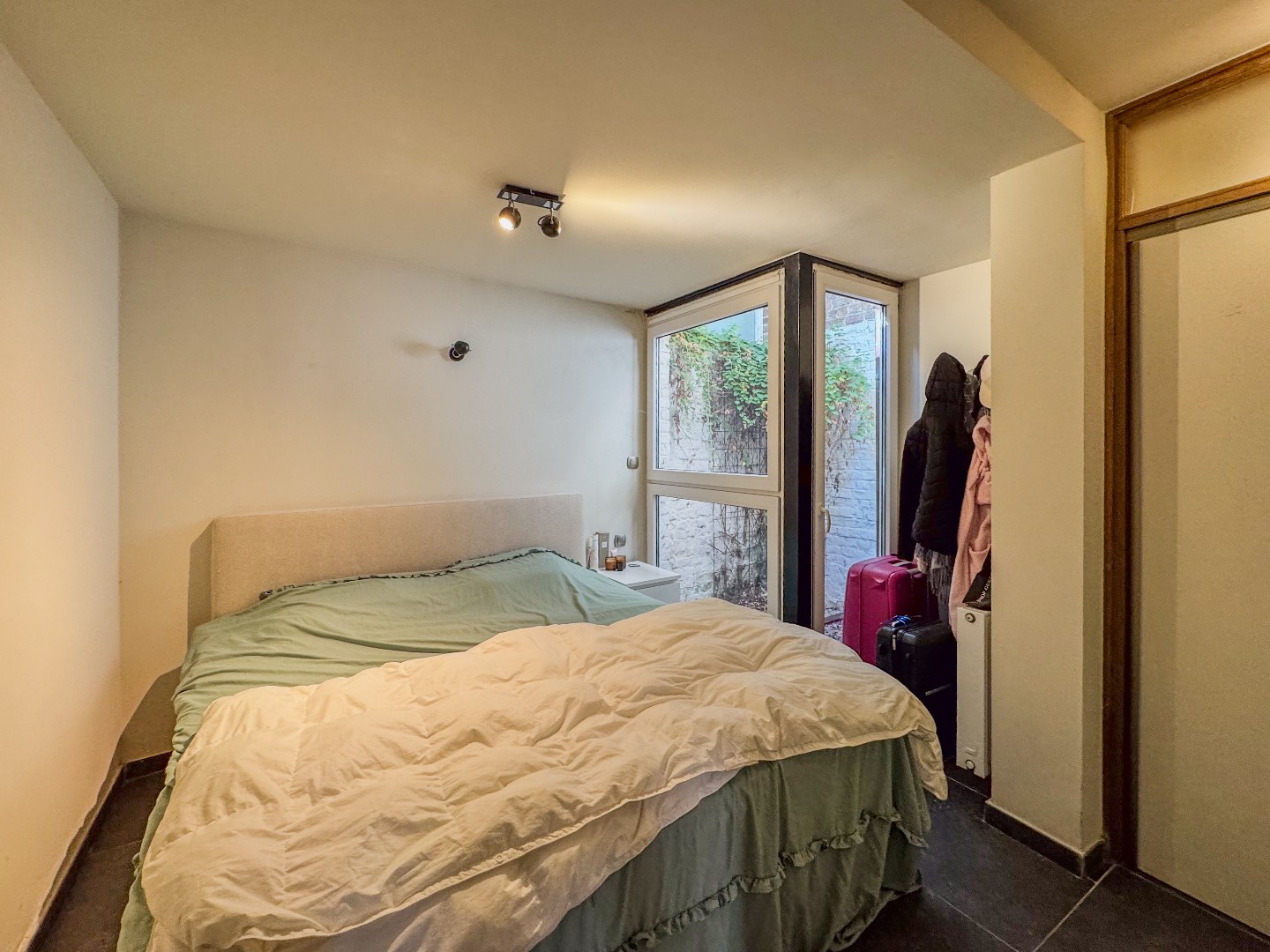 Gezellige rijwoning met 2 slaapkamers, mezzanine en terras. - foto 5