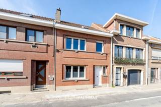 VALIMMAS verkoopt te Asse deze ruime en solide, maar nog op te knappen rijwoning met grote en ideaal georiënteerde tuin....
Het gelijkvloers bestaat uit een inkomhal, een living, een keuken, een veranda, een toilet, een berging en een tuinberging.
De verdieping herbergt een ruime overloop (met bureelruimte), twee mooie slaapkamers en een badkamer.
De zolderruimte is bereikbaar via een vast trap en kan desgewenst nog verder ingericht worden.
Er is tevens een kelder aanwezig.
Degelijke en solide constructie, maar interieurs en comfortvoorzieningen nog grondig op te frissen en te moderniseren. CV aardgas reeds vernieuwd in 2023. Grotendeels PVC ramen met dubbele beglazing. EPC = 334 kWh/m² = energielabel D = geen renovatieplicht. Elektrische installatie reeds conform AREI, blanco attest.
Gelegen aan de rand van het centrum, in de nabijheid van scholen, bushaltes, winkels... Prima Mobiscore = 8,7/10.
