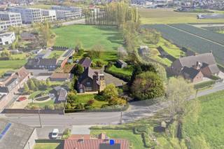 Karaktervolle & kloeke villa op een mooi perceel met bijhorende loods en twee paardenstallen, gelegen op een uitstekende locatie.Indeling:- Ruime...