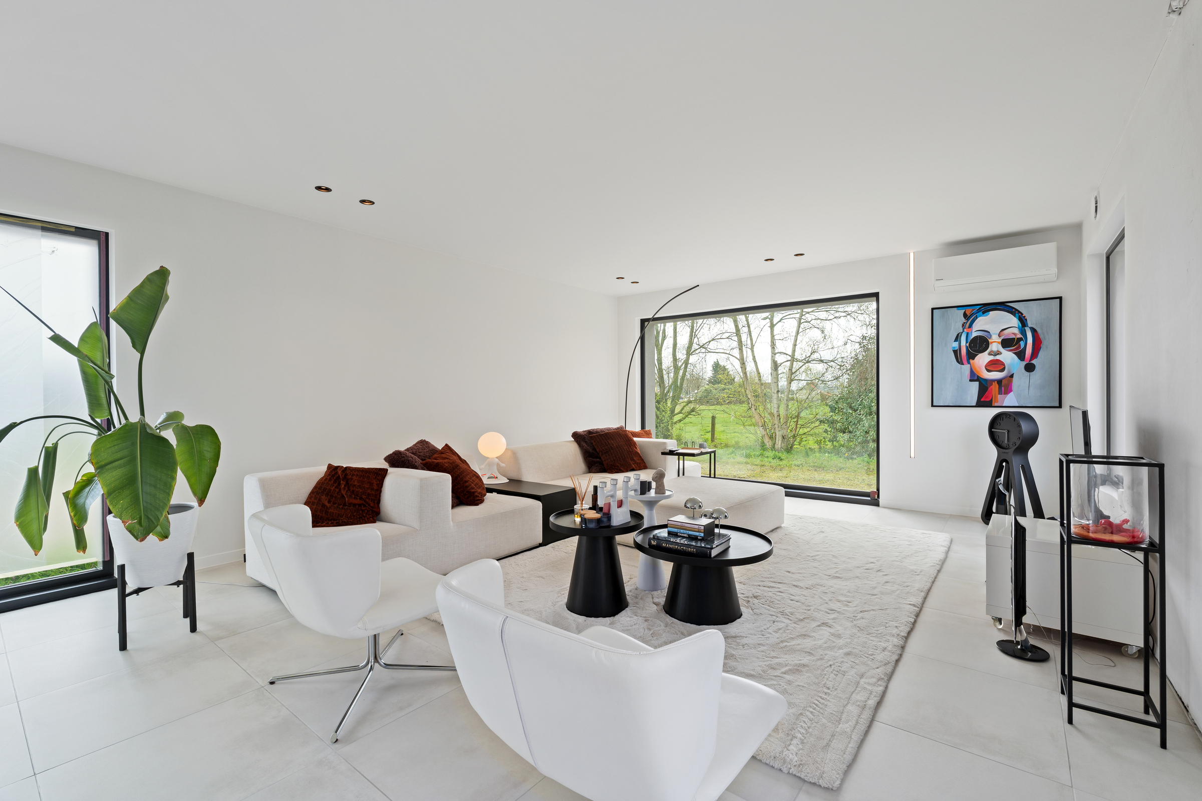 Luxueus gerenoveerde bungalow op 2878 vierkante meter - foto 1