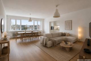 Op zoek naar een ruim appartement waar u niet hoeft in te boeten op leefruimte of aantal slaapkamers? Dan is dit appartement van ca. 106 m² in Wilrijk zeker een bezoek waard. Dankzij de lichtrijke leefruimte, drie volwaardige slaapkamers, het aangename terras en de lage maandelijkse kosten vormt dit een interessante woonkans voor gezinnen, koppels of wie gewoon graag wat extra ruimte heeft.<br /><br />De ruime inkomhal geeft toegang tot de verschillende leefruimtes. Vooraan bevindt zich de lichtrijke woon- en eetkamer op parketvloer, waar grote raampartijen zorgen voor een aangename natuurlijke lichtinval. Aansluitend vinden we de open keuken, volledig uitgerust met een keramische kookplaat, oven, koelkast, diepvriezer en vaatwasser.<br /><br />Het slaapgedeelte bevindt zich rustig achteraan en omvat drie slaapkamers van ca. 14 m², 10 m² en 8 m². De master bedroom geeftrechtstreeks toegang tot het achterliggende terras. De badkamer is uitgerust met een dubbele wastafel en een douche in bad. Daarnaast beschikt het appartement over een afzonderlijk gastentoilet.<br /><br />Verder geniet u van een gunstig EPC, lage maandelijkse kosten en de mogelijkheid om een gesloten garagebox aan te kopen voor € 26.000.<br /><br />Het appartement bevindt zich in een kleinschalig gebouw in een rustige en residentiële buurt van Wilrijk, op korte afstand van winkels, scholen en openbaar vervoer. Dankzij de vlotte verbinding met de A12, E19 en de Antwerpse Ring bereikt u het stadscentrum en de omliggende gemeenten in een mum van tijd. Ook de nabijheid van de parken Den Brandt, Middelheim en Nachtegalenpark vormt een belangrijke troef voor wie graag geniet van groen in de stad.<br /><br />Bent u op zoek naar een ruim en verzorgd appartement op een rustige locatie in Wilrijk? Contacteer Bricks 'N Stones voor meer informatie of een bezoek ter plaatse.