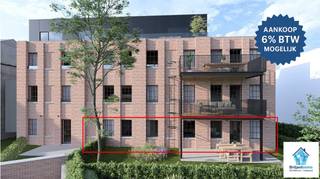 Ontdek dit prachtig BEN-appartement (E-peil ≤ 20) achteraan op het gelijkvloers van deze kleine Residentie in Koningshooikt. Met zijn doordachte indeling, hoogwaardige afwerking en ruim terras van ca. 28 m² geniet u hier van comfortabel en energiezuinig wonen. Dankzij de totale oppervlakte van 109,67m³ voelt dit appartement heerlijk aan! De terrassen zijn smaakvol afgewerkt met groenafscheiding voor privacy. Mogelijkheid tot aankoop verlaagd BTW tarief 6%.
De lichtrijke leefruimte met open keuken vormt het hart van de woning. De keuken wordt volledig uitgerust met kwaliteitsvolle toestellen.(zelf te kiezen volgens budget lastenboek) Verder beschikt dit appartement over twee slaapkamers, een moderne badkamer, een apart toilet en een praktische berging. Dankzij vloerverwarming, lucht-water warmtepomp, zonnepanelen en dubbele hoogrendementsbeglazing bent u verzekerd van lage energiekosten én een EPC A.
Extra pluspunten: aluminium buitenschrijnwerk, videofoon, lift tot in de ondergrondse garage.
Verplichte aankoop van ondergrondse autostaanplaats en berging.
Dit uniek project combineert een rustige ligging nabij het dorpscentrum van Koningshooikt met vlotte verbindingen naar Lier, Mechelen en Antwerpen. Handige supermarkt op winkelafstand!.
Prijs appartement 00-02: € 310.000 (excl. kosten)
Ondergrondse parkeerplaatsen beschikbaar vanaf € 30.000 en bergingen vanaf € 5.000.
Interesse? Bel Briljantimmo op 015/42 02 77 en ontdek zelf dit unieke aanbod!