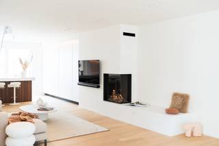 <p>Subliem zonnig duplexappartement met ruime terrassen en zijdelings zeezicht, op enkele stappen van de Zeedijk in Knokke.<br /><br />Via de inkomhal met gastentoilet, vestiaire en ruime wasplaats komt u in de zeer lichtrijke leefruimte, die rechtstreeks uitgeeft op twee terrassen, respectievelijk zuid- en oostgericht, met zijdelings zeezicht. Dankzij de grote en talrijke raampartijen op het zuiden, oosten en westen genieten de woonkamer, eetplaats, zithoek, keuken en bureau van een uitzonderlijke lichtinval en veel zon. De ruime, zonnige zithoek beschikt over een ingebouwde gashaard en tal van maatkasten. Door de raampartijen op zowel het oosten als het zuidwesten baadt deze ruimte in het licht.<br /><br />De prachtige, open keuken is zeer kwalitatief afgewerkt in marmer en voorzien van Miele-toestellen, een gezellig eiland met barkrukken en twee grote ingemaakte Amerikaanse koelkasten. De keuken geeft rechtstreeks toegang tot een ruim, zuidwestgericht terras. Aansluitend bevindt zich een ruime bureauruimte met veel maatkasten, eveneens uitgevend op het zuidgerichte terras. Via de prachtige trap bereikt u de verdieping.<br /><br />De ruime masterbedroom beschikt over tal van eiken maatkasten, een grote tv-wand en een ensuite badkamer met toilet, Italiaanse inloopdouche en wastafel, volledig afgewerkt in prachtige mortex. De tweede volwaardige slaapkamer beschikt over een tweepersoonsbed en mooie eiken maatkasten. De derde slaapkamer is ingericht met een ingemaakt stapelbed, een afzonderlijk eenpersoonsbed en een ensuite badkamer met inloopdouche, toilet en wastafel in mortexafwerking. Deze slaapkamer kan ook als volwaardige slaapkamer met dubbel bed ingericht worden. Privatieve kelder aanwezig in het gebouw. Mogelijkheid tot aankoop van twee garageboxen in het gebouw.<br /><br />Superlatieven schieten tekort om dit prachtige appartement te omschrijven. Absoluut een bezoek waard. <br /><br />Kom gerust naar onze openhuisdag op zaterdagavond 29/08, van 19u30 tot 21u30. Geniet van een klein glaasje en een gezellige sfeer. Doe en ontdek dit prachtige appartement en sluit de avond af met het schitterende vuurwerk.<br /><br />We verwelkomen jullie graag!</p>