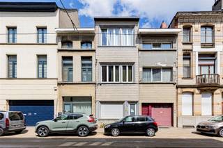 <p><span>Instapklaar volledig gerenoveerd 1- slaapkamer appartement in de Lange Leemstraat op wandelafstand van het Groen Kwartier.</span></p><p><span> </span></p><p><span>Deze locatie is super centraal en op deze plek bruist de stad pas écht. Winkels, het Groen Kwartier, het Stadspark en trein-tram-bus mogelijkheden vind je hier binnen handbereik. Moet je toch de stad uit met de wagen? Dan doe je dit vlotjes via de nabijgelegen invalswegen.</span></p><p><span> </span></p><p><span>Indeling:</span></p><p><span> </span></p><p><span>Dit leuke 1 slaapkamer appartement is gelegen op de eerste verdieping van een klein gebouw (geen lift, geen vaste kosten!).</span></p><p><span>Binnenkomen doe je hier in de inkomhal. Stap je de living binnen, dan valt het vele zonlicht jou ongetwijfeld meteen op. </span></p><p><span>Er is 1 slaapkamer met toegang tot het terras, een kleine kamer/bureel, een ingerichte keuken en een badkamer.</span></p><p><span> </span></p><p><span>Bijzonderheden:</span></p><p><span> </span></p><p><span>- centrale locatie te Antwerpen</span></p><p><span>- ruime slaapkamer</span></p><p><span>- leuk terras</span></p><p><span>- momenteel verhuurd aan 690 euro/maand + kosten</span></p><p><span>- dubbele beglazing </span></p><p><span> </span></p><p><span>Lijkt dit appartement iets voor jou te zijn, ben je op zoek naar ander vastgoed te koop in Antwerpen of wens je de waarde van jouw eigendom te kennen? Dan ben je bij BOLT IMMO aan het juiste adres! Wij helpen jou graag verder. Bel 03 568 68 06 of mail naar <span>info@bolt.immo</span></span><span> </span></p><p><span> </span></p>