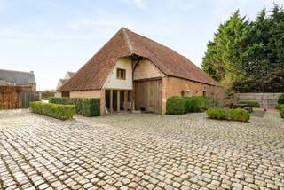 Dans une rue calme à sens unique à Sint-Katelijne-Waver, et pourtant facilement accessible, se trouve cette ferme pleine de caractère sur un...