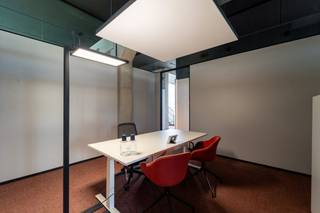 In het bedrijvencentrum V.Futurum bieden wij een moderne kantoorruimte te huur aan in Roeselare. Dit innovatieve bedrijfsvastgoed is ontworpen om ondernemingen te verbinden en samenwerking te stimuleren. Bent u op zoek naar een representatieve kantoorruimte te huur op een dynamische locatie? Dan biedt dit centrum de ideale uitvalsbasis voor uw onderneming.<br /><br />Het pand is uitstekend gelegen aan de Rijksweg in Roeselare, vlak bij het centrum. Dankzij deze strategische locatie kent de kantoorruimte te huur een vlotte verbinding met de belangrijkste uitvalswegen in de regio Roeselare.<br /><br />Oppervlakte: verschillende units beschikbaar van 14,8 m² tot 28 m².<br /><br />- Bemeubelde kantoren voorzien van ergonomisch afstelbaar meubilair<br /><br />- Individuele klimaatregeling en aangepaste verlichting per kantoor<br /><br />- Eigen, beveiligd netwerk per kantoorruimte<br /><br />- Onthaal met aanmeldmogelijkheden voor uw klanten<br /><br />- Sanitair per verdieping en een volledig ingerichte keuken met Miele-toestellen<br /><br />Aarzel niet om deze unieke kans te ontdekken. Bent u op zoek naar bedrijfsvastgoed bestaande uit een kantoor te huur in Roeselare? Aarzel dan niet om ons te contacteren op het nummer 051 21 22 23.<br /><br />Dit betreft een terbeschikkingstelling van kantoren met diensten.<br /><br />Bestuursmaatregelen in het maatregelenregister: nee