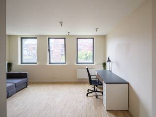 <strong>Instapklaar stadsappartement met 1 slaapkamer op toplocatie nabij het Citadelpark en station Gent-Sint-Pieters</strong><br /><br />Dit instapklare appartement ligt op een uitstekende locatie, vlak bij het Citadelpark en het station Gent-Sint-Pieters. Het centrum bereikt u in vijf minuten fietsen, met hogescholen en universiteiten in de directe omgeving.<br /><br />Het appartement maakt deel uit van een kwalitatieve hernieuwbouw (2013) in een voormalig bankgebouw, gerealiseerd door een gerenommeerde promotor. De afwerking is hoogstaand met parketvloeren, bulthaup keuken en duurzame materialen. Een bijkomende troef is het gunstige EPC B-label, wat energiezuinig wonen garandeert.<br /><br />Gelegen in een kleinschalige residentie met lage maandelijkse kosten en professioneel beheer, geniet u hier bovendien van rust dankzij de ligging aan de achterzijde van het gebouw.<br /><br />Het appartement bevindt zich op de tweede verdieping en omvat ca. 55 m² met een doordachte indeling: inkomhal met vestiaire, lichtrijke leefruimte met open, volledig uitgeruste keuken, één slaapkamer, badkamer met inloopdouche en toilet, en een praktische berging/wasplaats.<br /><br /><strong>Kortom, een ideaal appartement voor eigen bewoning of als investering, waar comfort, kwaliteit en ligging perfect samenkomen.</strong><br /><br />Voor bezoeken, mail naar info@carloeggermont.be