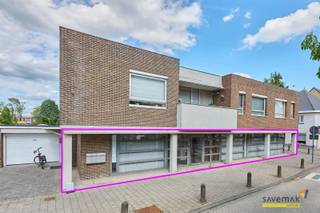 <p><span>Espace commercial multifonctionnel d'une surface utile de 185m².<br /><br />Une entrée séparée donne accès à l'espace client.</span></p><p><span> </span></p><p><span>En outre, il y a actuellement des bureaux séparés et des bureaux de réception.<br /><br />A l'arrière de la zone de bureaux, il y a une cuisine et deux toilettes séparées.<br />En outre, il y a un sous-sol qui est actuellement utilisé comme espace d'archivage.</span></p><p><span> </span></p><p><span>Technique :</span></p><p><span> </span></p><p><span>+ rénové en 2003</span></p><p><span>+ pas d'obligation de rénovation car étiquette énergétique B !</span></p><p><span>+ l'installation électrique est conforme</span></p><p><span> </span></p><p><span>L'espace commercial peut être soumis à l'obligation de rénovation imposée par le gouvernement flamand pour les bâtiments non résidentiels. Pour plus d'informations, consultez le site web de l'Agence flamande de l'énergie et du climat à l'adresse https://www.energiesparen.be/nr/renovatieverplichting.</span></p><p><span> </span></p>