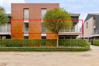 <strong>Instapklaar appartement met 2 slaapkamers en terras – centraal gelegen op de grens met Berlaar-Heikant.</strong><br /><br />Bent u op zoek naar een <strong>instapklaar appartement</strong> met alle comfort, op een vlot bereikbare locatie?<br />Dan is dit appartement op de <strong>1ste verdieping met lift</strong> beslist iets voor u!<br /><br />Gelegen langs de verbindingsweg N10 (Lier – Aarschot) en op wandelafstand van het centrum van Berlaar-Heikant, geniet u hier van een uitstekende ligging met winkels, openbaar vervoer en scholen binnen handbereik.<br /><br /><strong>Indeling:</strong><br />* Lichtrijke woonkamer met open, volledig uitgeruste keuken<br />* Praktische berging<br />* Ingerichte badkamer met bad/douche en wastafel<br />* Apart toilet<br />* 2 volwaardige slaapkamers<br />* Gezellig terras<br /><br /><strong>Extra troeven:</strong><br />* Lift aanwezig<br />* Centrale verwarming op aardgas<br />* Energiezuinig: EPC 121 kWh/m² (Label B)<br />* Instapklaar<br /><br /><strong>Carport</strong> verplicht bij aan te kopen voor 10 000 euro.<br /><br />Dit appartement is ideaal voor wie comfortabel wil wonen op een strategische locatie, of als solide investering met aantrekkelijk rendement.<br /><br /><strong>Ontdek dit pand nu al via de interactieve grondplannen met foto's.</strong><br />Ga hiervoor naar www.wijns.be en klik op de detailpagina van dit pand.<br /><br />Interesse? Neem snel contact met ons op voor meer informatie of een bezichtiging. <br /><strong>Bel 0473/33 33 33 of mail philip@wijns.be.</strong>