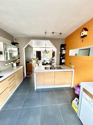 Karaktervolle woning met uitzonderlijk grote tuin in Mechelen-Zuid<br /><br />Bent u op zoek naar een ruime, energiezuinige woning met tal van mogelijkheden? Dan is deze charmante woning in het gegeerde Mechelen-Zuid precies wat u zoekt.<br /><br />Deze karaktervolle woning (bouwjaar 1919) combineert authentieke charme met hedendaags wooncomfort. De bijzonder ruime leefruimte vormt het hart van de woning en biedt alle plaats voor gezellige familiemomenten. Momenteel beschikt de woning over 3 volwaardige slaapkamers, met de mogelijkheid om eenvoudig uit te breiden naar 5 slaapkamers.<br /><br />Een absolute troef is de uitzonderlijk grote tuin, waar u in alle rust kunt genieten. In de tuin bevindt zich bovendien een volledig aparte ruimte die momenteel ingericht is als hondentrimsalon. Deze is perfect geschikt voor een vrij beroep, praktijk, kantoor of bijberoep aan huis.<br /><br />Ook op vlak van energie scoort deze woning uitstekend. Met een EPC B (net geen A), zonnepanelen, een thuisbatterij, airconditioning in de bovenste slaapkamers en een recent vernieuwd dak bent u klaar voor de toekomst.<br /><br />Verder beschikt de woning over:<br /><br />Twee aparte voordeuren, ideaal voor fiets in weg te bergen en toch een ruime inkom te creëren.<br />Een kelder met extra bergruimte en grote waterreservoirs<br />Een garage die gehuurd kan worden met rechtstreekse toegang tot de tuin.<br />Een gunstige ligging in het populaire Mechelen-Zuid, dichtbij winkels, scholen, openbaar vervoer en belangrijke invalswegen.<br /><br />Vraagprijs: €649.000<br /><br />Bent u op zoek naar een instapklare woning met veel ruimte, een unieke tuin en tal van mogelijkheden voor wonen én werken? Neem dan gerust contact op voor meer informatie of een bezichtiging op volgend mailadres: leliestraat2800@gmail.com<br />Kijkdag vindt plaats op zaterdag 18 juli op afspraak (eventueel kan dit ook op een ander moment mits onderling overleg)<br /><br /><br /><br />