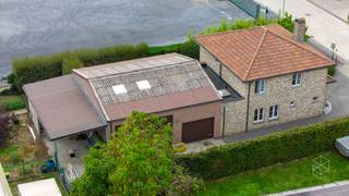 Op zoek naar een eigendom waar wonen en ondernemen perfect gecombineerd kunnen worden? Deze veelzijdige eigendom, gelegen in het industriepark van Ruiselede, biedt een interessante opportuniteit voor zelfstandigen en ondernemers die wonen en werken op één locatie willen samenbrengen.<br />De eigendom bestaat uit een woonhuis met garage en een aanpalende loods.<br />Indeling woning:<br />Op het gelijkvloers betreedt u de woning via de ruime inkomhal. Verder vindt u hier een aangename leefruimte, bureauruimte, keuken en toegang tot het terras en de tuin. In de nabijheid van de loods zijn bovendien een extra toilet en doucheruimte voorzien.<br />Op de eerste verdieping bevinden zich drie slaapkamers, waarvan één beschikt over een eigen badkamer.<br />Loods en buitenruimte:<br />De aanpalende loods biedt heel wat mogelijkheden voor professionele activiteiten en opslag. Achter de loods bevindt zich nog een overdekte opslagruimte en een tuin.<br />De eigendom geniet van een vlotte bereikbaarheid richting het centrum van Ruiselede, Tielt en de E40.<br />Belangrijk: de eigendom is gelegen in industriegebied en niet in woongebied. Uitsluitend residentieel gebruik is bijgevolg niet mogelijk.<br /><br />RICHTRIJS - 569.000 EUR - De vermelde prijs is een richtprijs: ieder bod wordt voorgelegd aan de eigenaars, die al dan niet kunnen ingaan op het voorstel.<br /><br />Contacteer PERSPECTIEF VASTGOED – 7 op 7 bereikbaar – voor meer informatie of een bezoek.<br />Bel 050/550.750 of mail naar info@perspectiefvastgoed.be.