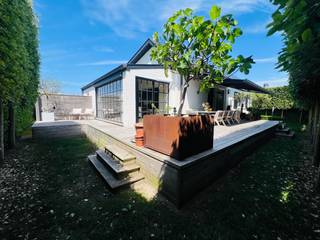 Deze alleenstaande woning bestaat uit een afgesloten oprijlaan met private parking en kleine carport met bijhorende fietsengarage. Er is een ruime inkomhall met gastentoilet en vestiairekasten. De living is heel lichtrijk met een ruim salon, een gezellige eetplaats en een open ingerichte keuken met wasplaats. De woning is voorzien van een tuin en zonnige terrassen met zonneluifel, Op het gelijkvloers bevindt zich een ruime slaapkamer met ensuite mooi ingerichte badkamer met inloopdouche, wc en dubbele lavabo en dressing. Vanuit de woonkamer is er een trap die je naar de benedenverdieping brengt? Daar bevindt zicht nog een ruime slaapkamer met een bijhorende badkamer. De woning is tevens voorzien van een nieuwe warmtepomp en zonnepanelen.