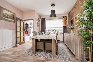 Quares - TREVI Groep presenteert :<br />Ruime comfortabele instapklare woning met 4 slaapkamers en koertje <br /><br />Deze ruime comfortabele instapklare woning werd door de jaren heen gerenoveerd waarbij in 2010 de volledige binnenkant van de woning werd onderhanden genomen. Wat opvalt in de volledige woning is de aanwezigheid van natuurlijke lichtinval. Dit wordt gecreëerd doordat de gelijkvloerse verdieping volledig werd opengetrokken en dus volledig doorzon is. Door de rustige maar centrale ligging is de woning tevens een ideale uitvalsbasis naar de stad en alle belangrijke invalswegen. <br /><br />Indeling<br /><br />Via de inkomhal kan je de woning betreden. De living, eetruimte en keuken zijn volledig open getrokken waardoor u een optimale lichtinval hebt in combinatie met een enorm ruimte gevoel. De living situeert zicht centraal in de woning en geeft toegang tot de eetkamer vooraan en de leefkeuken die centraal staat. De keuken beschikt over heel wat werk- en kastruime en aan het eiland is het ideaal om te ontbijten of apertitieven. Aangrenzend aan de keuken bevindt zich de bijkeuken waar tevens heel wat opbergruimte voorzien is. Deze geeft toegang tot het kleine koertje dat op zijn beurt toegang geeft aan de wasberging. Aangrenzend aan de keuken bevindt zich de badkamer met ruime inloopdouche, lavabo en toilet.<br /><br />Via de trap kan je naar de eerste verdieping waar zich de masterbedroom bevindt. De tweede slaapkamer is een doorloopkamer met toegang naar de zolder en is naast slaapkamer ook ideaal als bureau of speelruimte.<br /><br />Op de tweede verdieping bevinden zich twee ruime slaapkamers waarvan één met mezannine. <br /><br />Ligging <br /><br />De woning ligt in een rustige straat die zeer centraal gesitueerd is tegen R6, E19 en andere invalswegen. Deze buurt heeft een waaier aan voorzieningen, zoals scholen, winkels, diensten, cultuur, sport, openbaarveroer,... allen op wandel/fietsafstand.