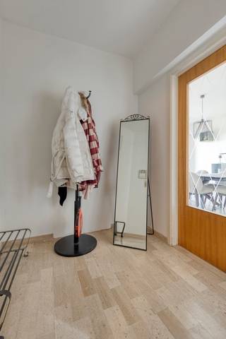 Ben je op zoek naar een instapklaar appartement aan de rand van Brussel ? Zoek niet verder, dit appartement is ideaal voor een eerste aankoop of als investeringspand.<br /><br />Indeling:<br />- Inkomhal<br />- Leefruimte<br />- Keuken<br />- Badkamer<br />- Apart toilet<br />- Slaapkamer<br /><br />Troeven:<br />- Aangenaam terras<br />- Kelder/ opbergruimte inclusief in de prijs<br />- Dichtgelegen bij de oprit van de autostrade, zonder hier geluidsoverlast van te hebben<br /><br />Ben je benieuwd naar dit appartement? Om een bezoek in te plannen kan u contact opnemen met Mitch via mitch.goossens@albert.immo of op het nummer 0470/36 11 85.<br /><br />Bij Albert kom je thuis!