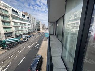 Deze stijlvolle assistentiewoning bevindt zich op de tweede verdieping van de moderne residentie Cust'O, gelegen aan de Albert I laan in het hartje van Oostduinkerke. Met een bewoonbare oppervlakte van 62 m² en een totale grondoppervlakte van 72 m² biedt deze woning een aangename combinatie van comfort, functionaliteit en zelfstandig wonen.<br /><br />De indeling omvat een ruime en lichtrijke leefruimte met een volledig uitgerusten aansluitende keuken, een slaapkamer, een comfortabele badkamer en een aangenaam terras. Daarnaast beschikt de woning over een private kelderberging. Er is bovendien de mogelijkheid om een staanplaats aan te kopen op niveau -1 van de residentie. <br /><br />Residentie Cust'O biedt tal van faciliteiten die het dagelijks leven aangenamer maken. Zo kunnen bewoners 24/24 rekenen op bijstand in geval van noord dankzij het permanente oproepsysteem. Verder beschikt de residentie over een kwaliteitsvolle brasserie, een gezellige bar met lounge en een ruim dakterras met panoramisch uitzicht. Ook is er toegang tot een wellness- en kinesitherapieruimte, een binnentuin met petanquebaan en een bibliotheek met krantenhoek. <br /><br />Een bijkomende troef is de uitstekende ligging: de zee en het strand bevinden zich op wandelafstand, net als diverse restaurants, winkels en haltes van tram en bus. <br /><br />Deze assistentiewoning vormt dan ook een ideale woonomgeving voor wie comfortabel en zelfstandig wil wonen, met diverse voorzieningen en ondersteuning binnen handbereik, op een gegeerde locatie aan de Belgische kust.